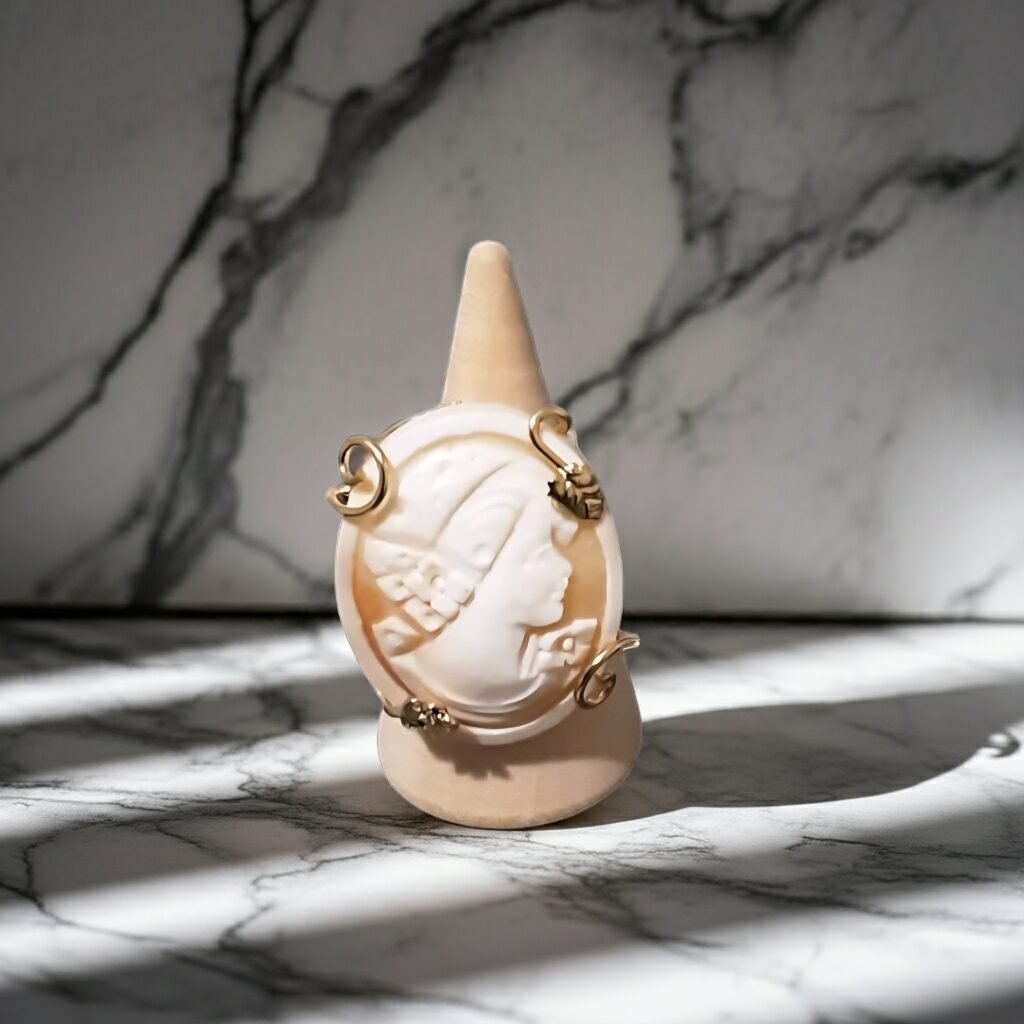 Vintage Cameo Ring - Shell Cameo Ring - Adjustable Ring - Carved in Italy. - Image 4